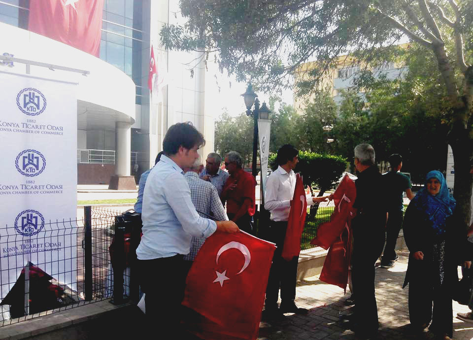 KTO 10 Bin Türk Bayrağı Dağıttı