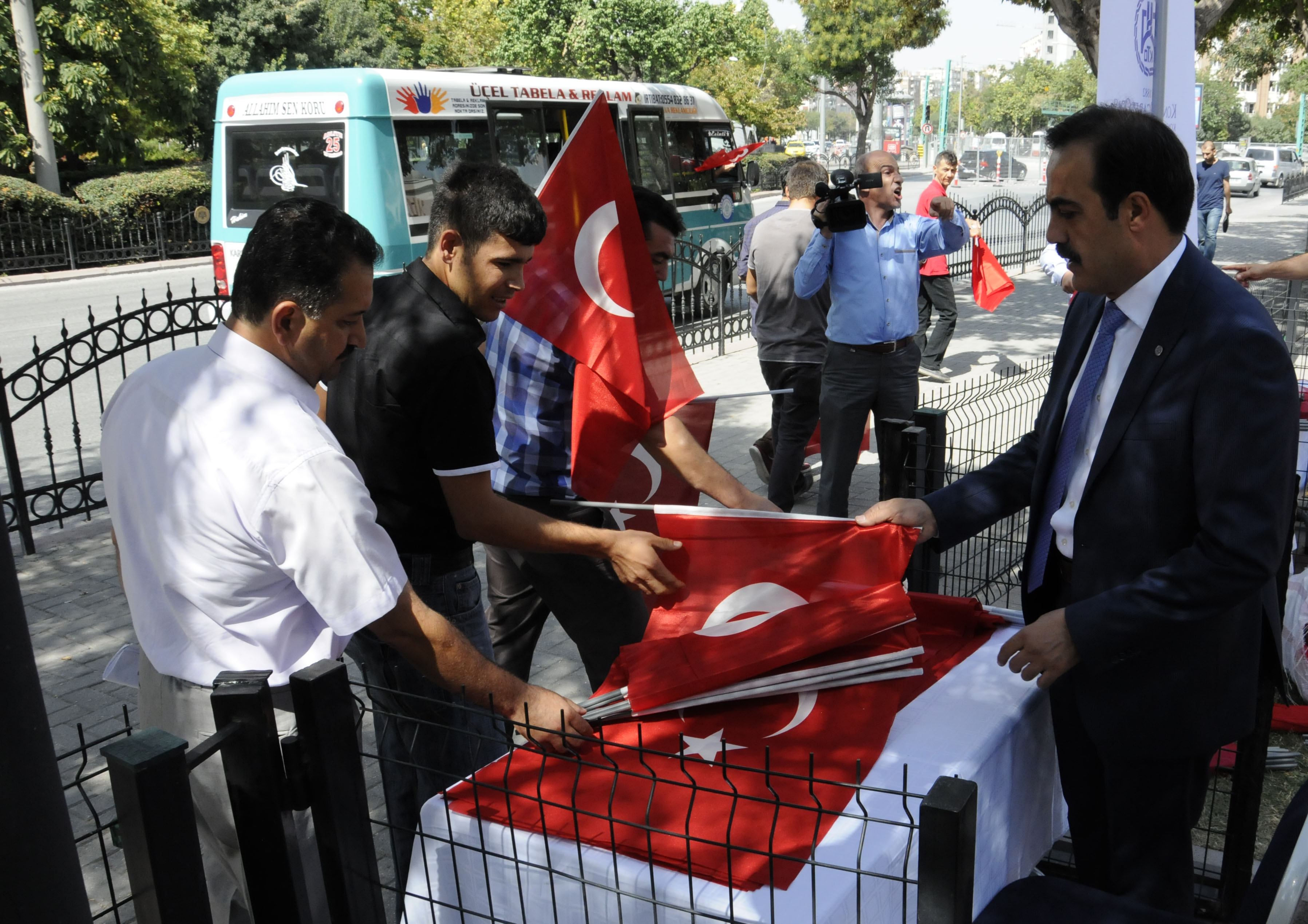 KTO 10 Bin Türk Bayrağı Dağıttı