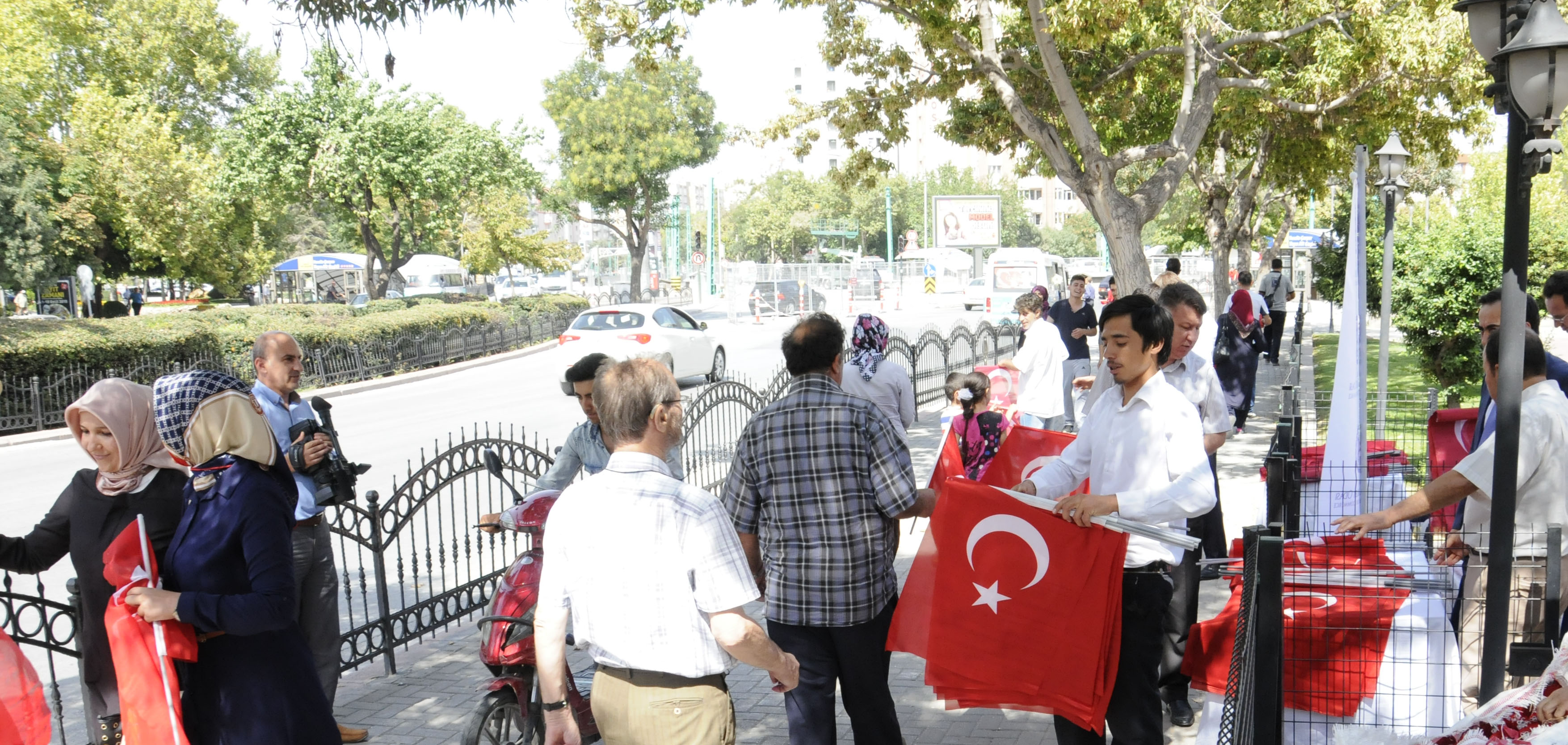 KTO 10 Bin Türk Bayrağı Dağıttı