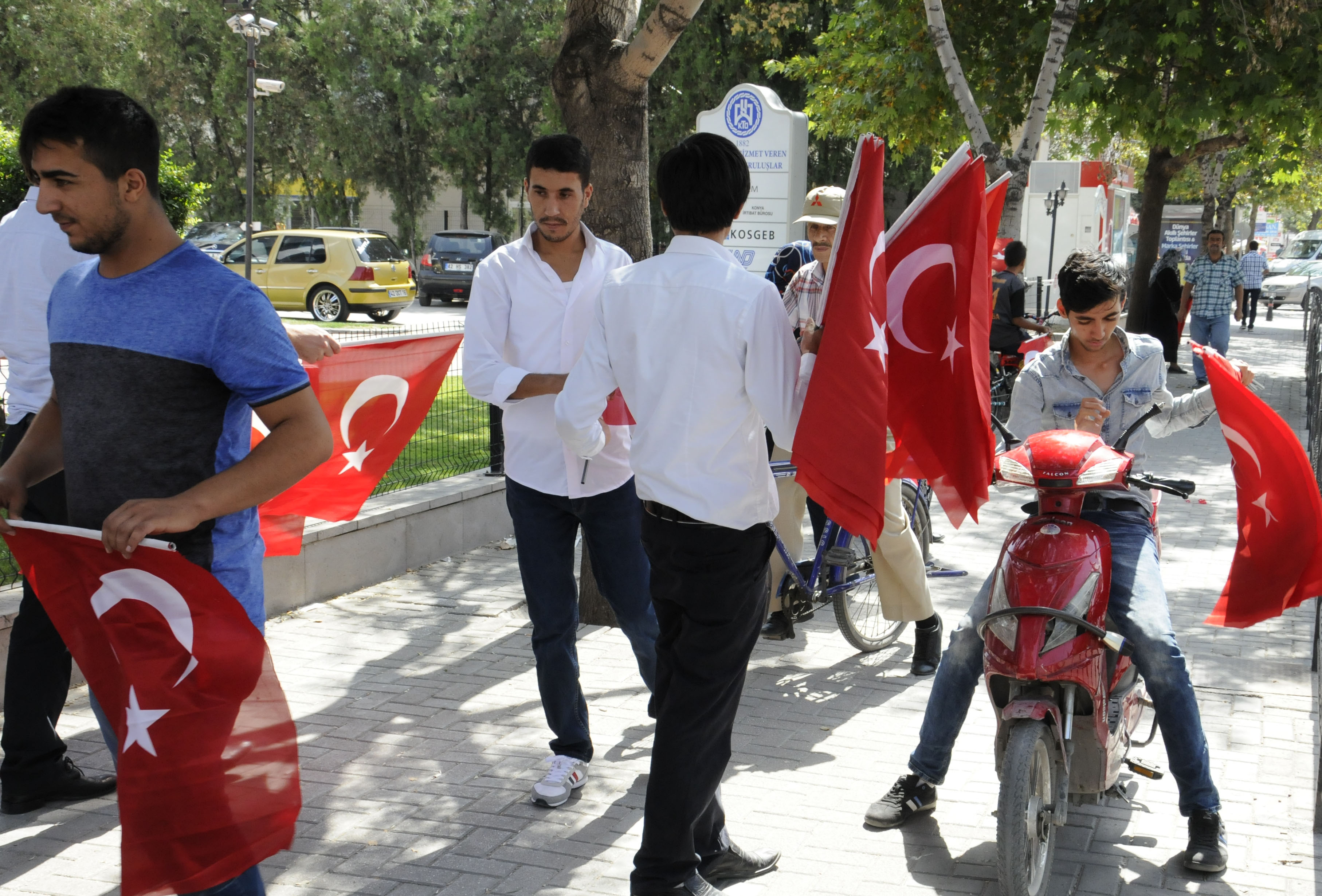 KTO 10 Bin Türk Bayrağı Dağıttı